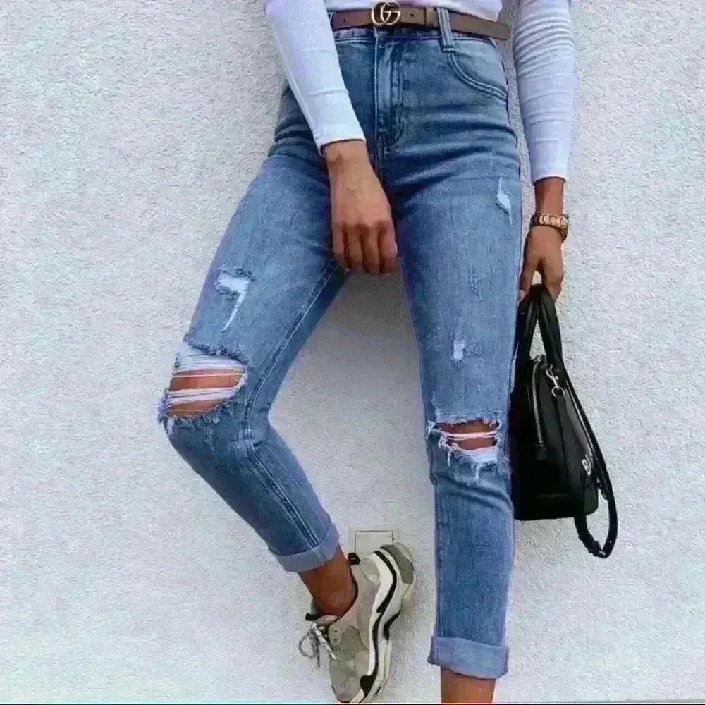 Mom jeans. Distressed light wash